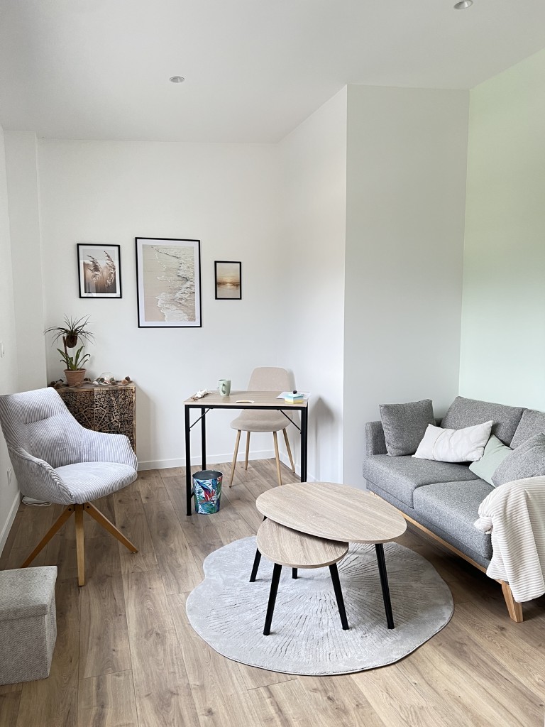 Vue du cabinet, avec le fauteuil, le bureau et le canapé